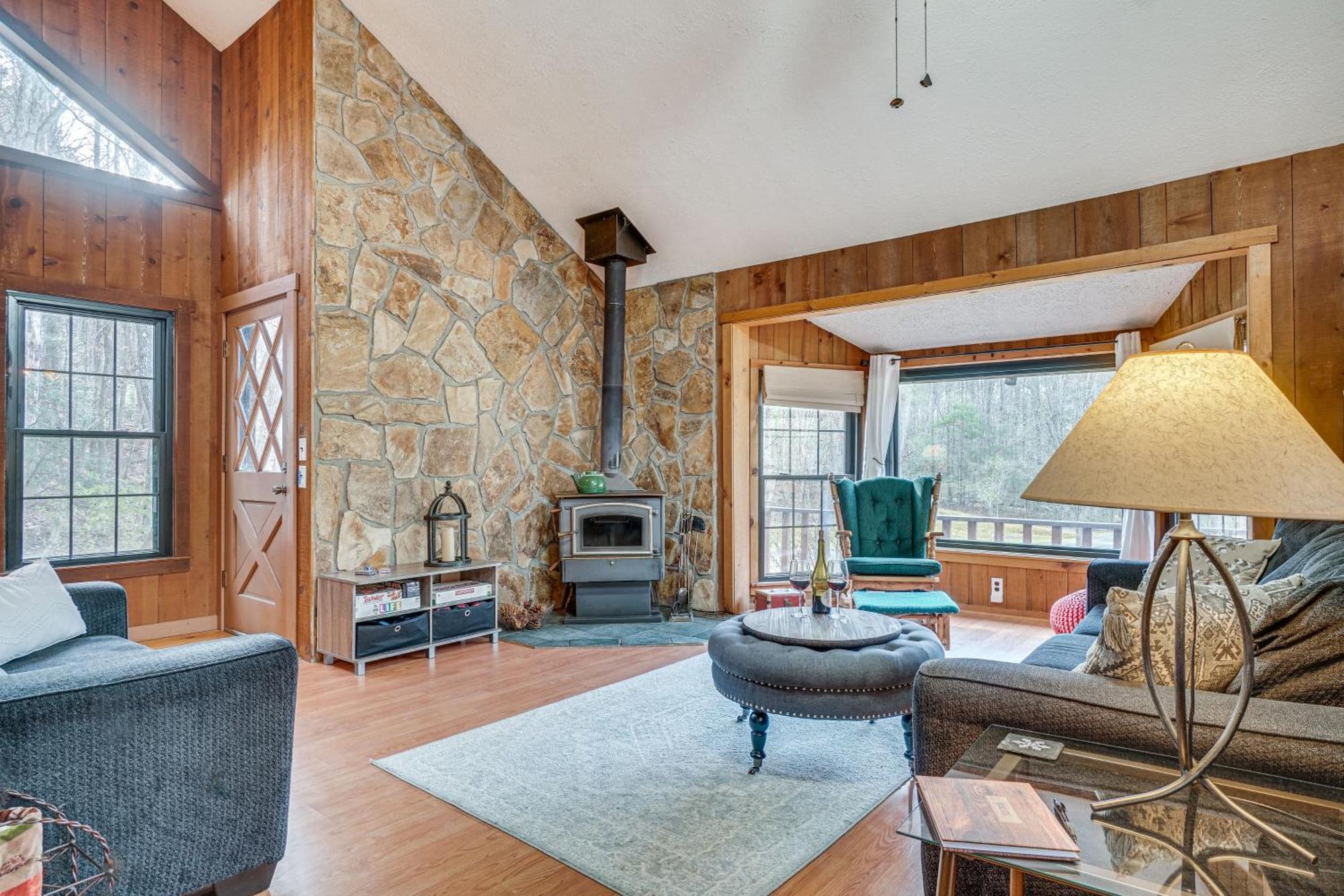Charming Cabin With Fire Pit And Decks About 7 Mi To Helen Sautee Nacoochee Экстерьер фото