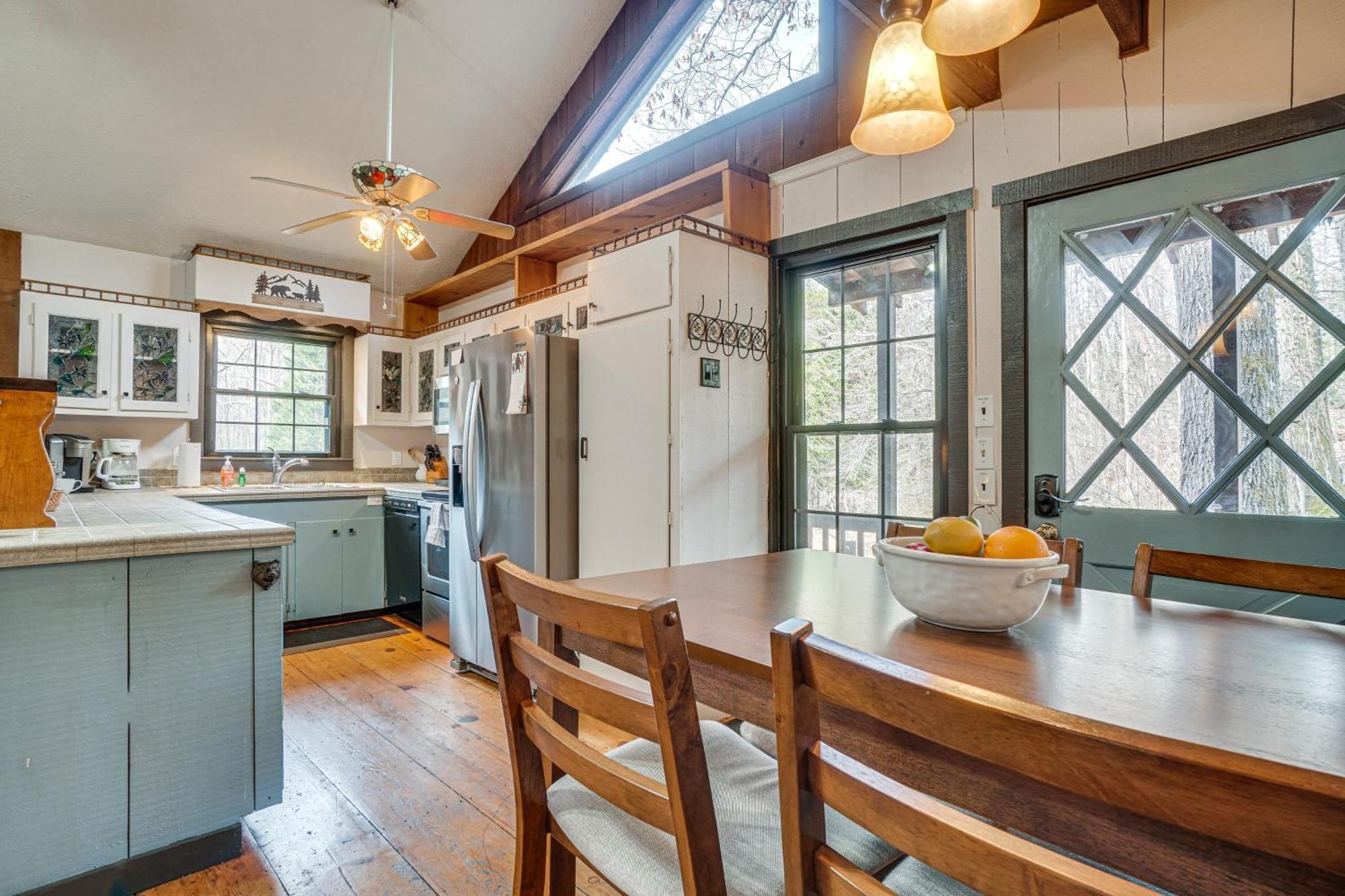 Charming Cabin With Fire Pit And Decks About 7 Mi To Helen Sautee Nacoochee Экстерьер фото