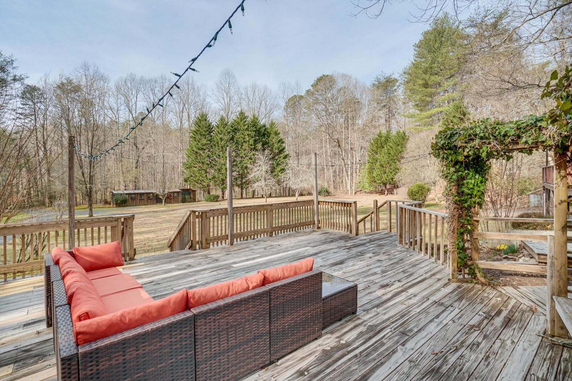 Charming Cabin With Fire Pit And Decks About 7 Mi To Helen Sautee Nacoochee Экстерьер фото
